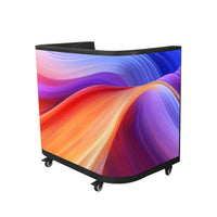 Cabina para DJ M2MEDIA en tres cuartos con pantalla LED envolvente y ruedas en la base