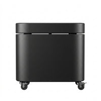 Vista lateral de la cabina MINI para DJ M2MEDIA apagada, gabinete negro con ruedas, fondo blanco