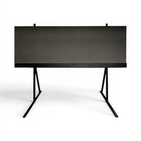 Muro LED horizontal apagado, armado sobre una estructura de soporte de piso con patas en A, de frente