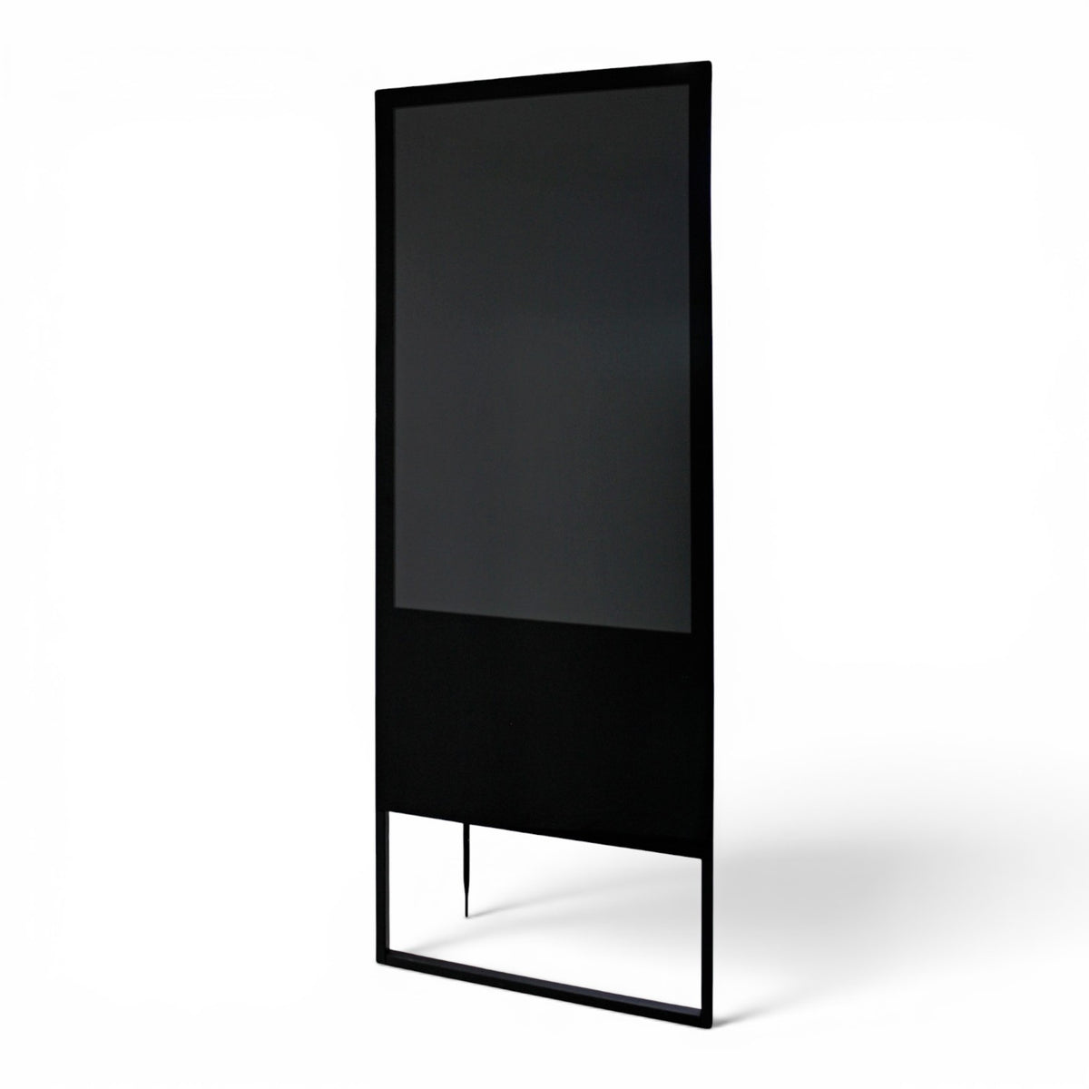 Pantalla portátil LCD apagada en fondo blanco, vista de tres cuartos con su atril plegable negro