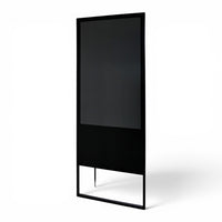 Pantalla portátil LCD apagada en fondo blanco, vista de tres cuartos con su atril plegable negro