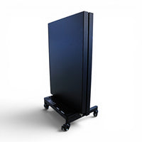 Reverso del póster LED plegable ya cerrado, en diagonal sobre su base con ruedas