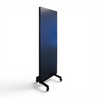 Póster LED plegable apagado en vista de tres cuartos, donde se aprecia lo delgado del panel
