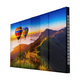 Pantalla LED transparente encendida con un paisaje de montaña y globos aerostáticos entre sus tiras