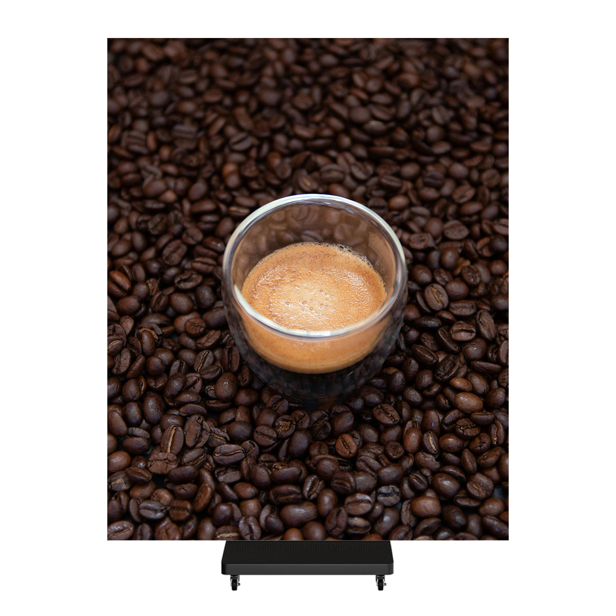 Póster LED vertical encendido con la imagen de una taza de café sobre granos, montado en su base