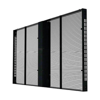 Pantalla LED transparente en tres cuartos, apagada, donde se ve la separación entre tiras de LED